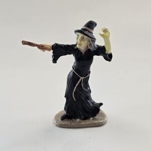Lemax Spooky Town Witch Casts Spell Figurine 32117 Halloween Village 2013